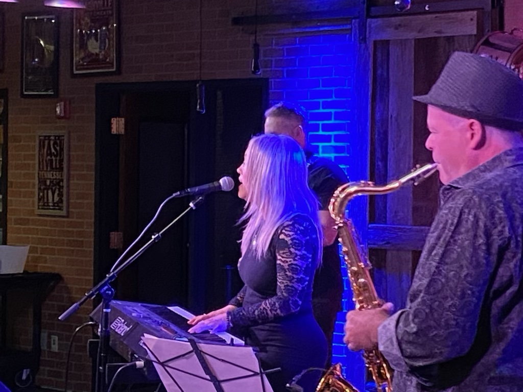 Braunzie Gurl performing