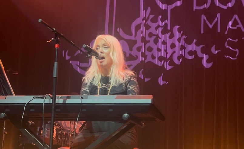 Braunzie Gurl performing live